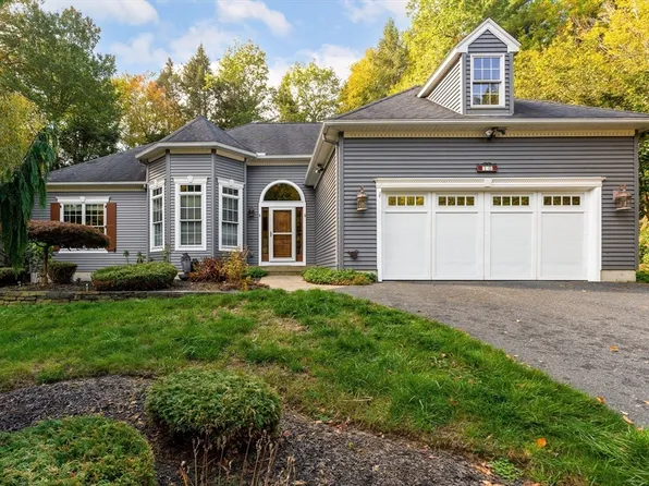 10 Golden Cir, Southampton, MA 01073