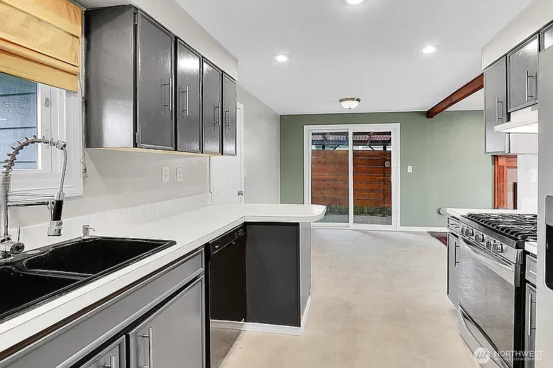 3 bed, 1220 sqft, $2,900 — Photo 2