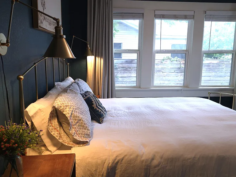 519 E Ashby Pl — Photo 9