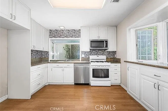 3 bed, 2.5 bath, 1870 sqft, $3,760 — Photo 3