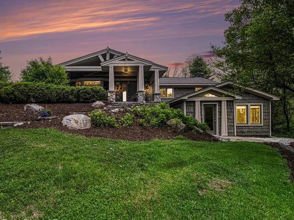 2855 Lynn Dr, White Lake, MI 48386