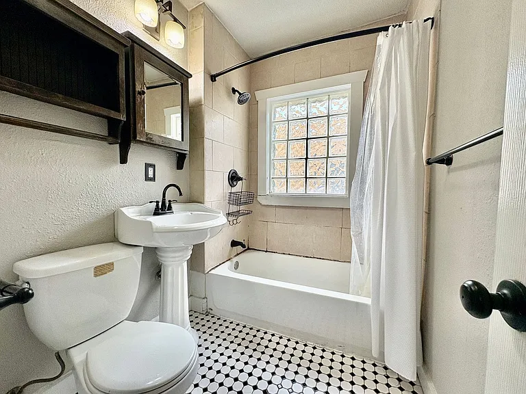 815 E 42nd St #3W — Photo 13
