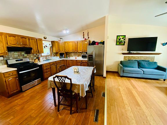 4th image of 592 Pine Grove Ave