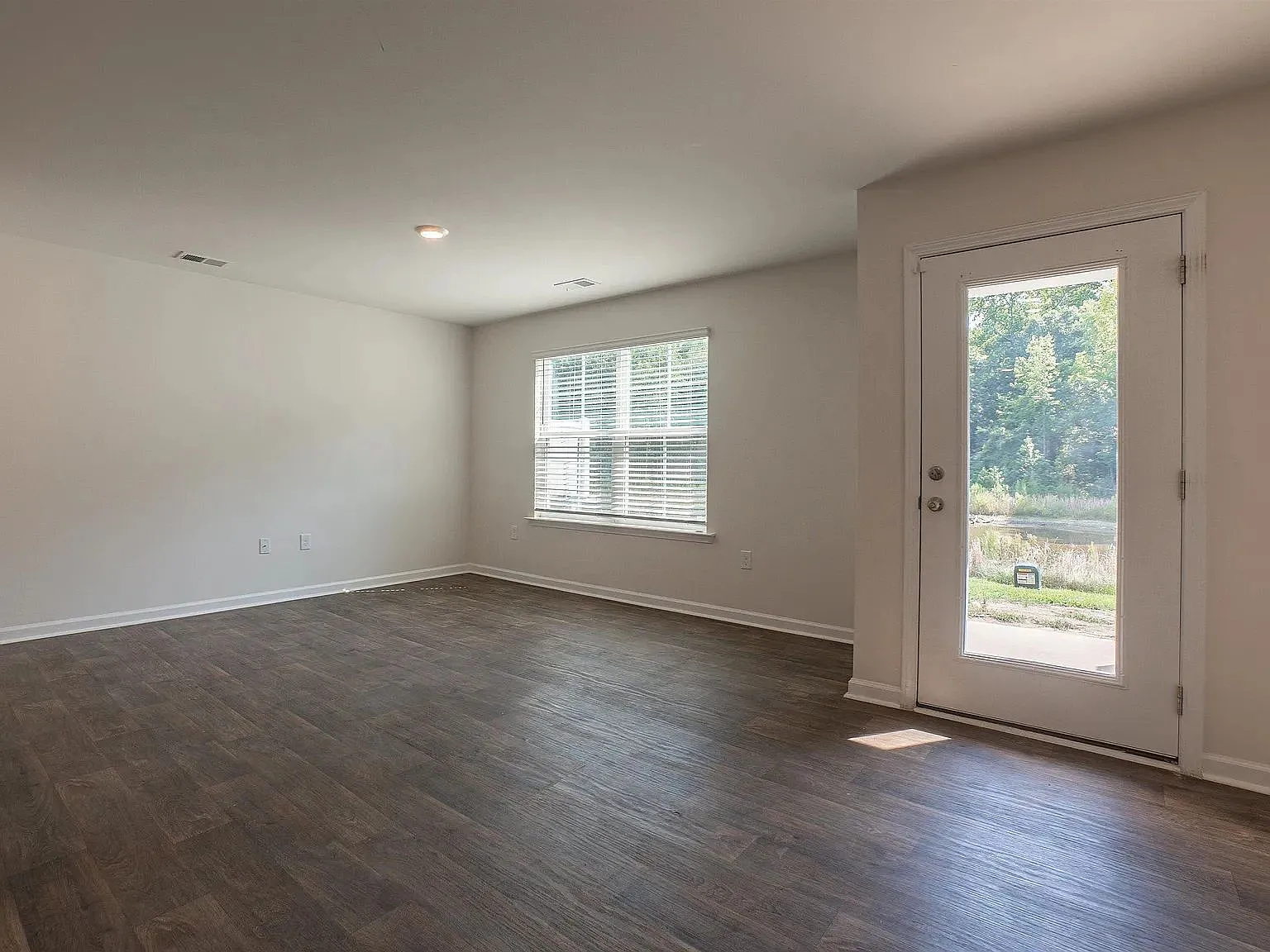 3 bed, 2.0 bath, 1418 sqft, $1,700 — Photo 3