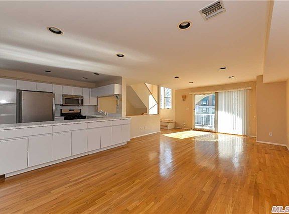 3rd image of 261 West Broadway