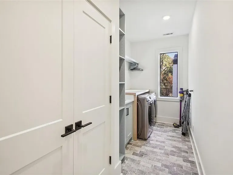 3041 Parkridge Dr NE — Photo 22