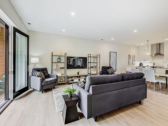 5th image of 2839 N Milwaukee Ave #101