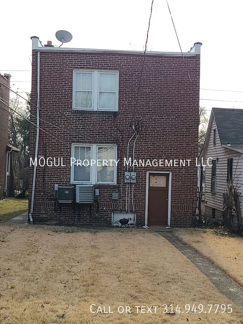 Huge Top Floor All Electric Home! Off Street Parking! — Photo 3