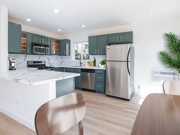 3rd image of 943 Westbourne Dr APT 3