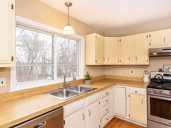 3rd image of 72 Longfellow Dr
