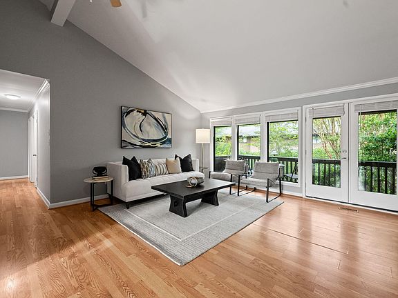3rd image of 304 Oak Tree Dr
