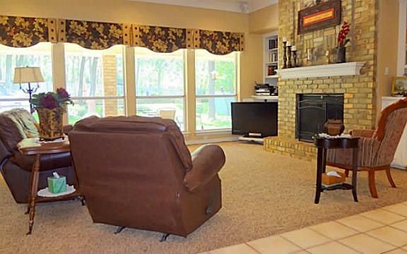 4th image of 160 Knob Hill Ln