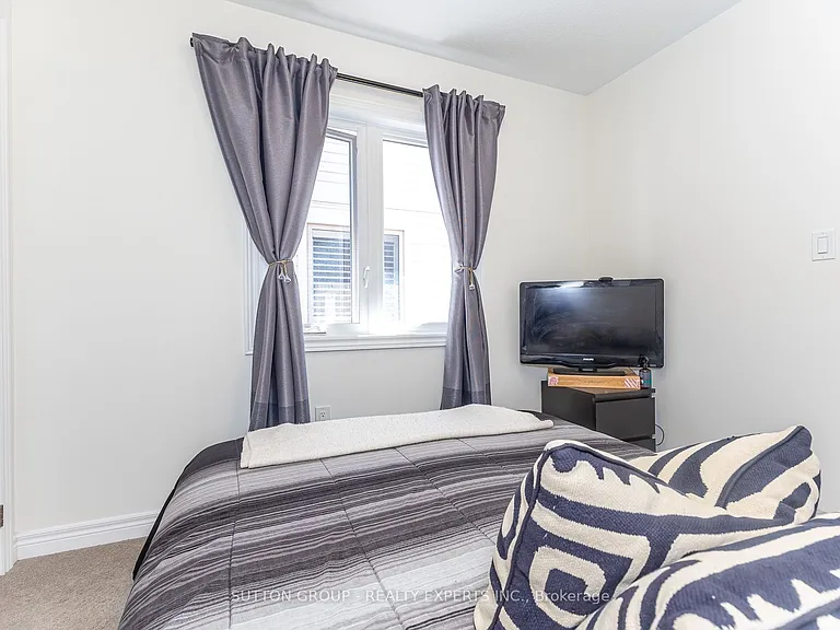 130 Ice Palace Cres — Photo 45