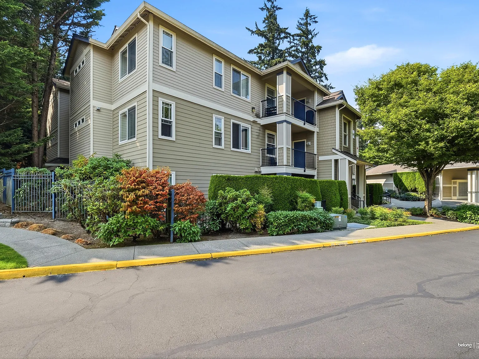 3 bed, 2.0 bath, 1274 sqft, $2,475 — Photo 3