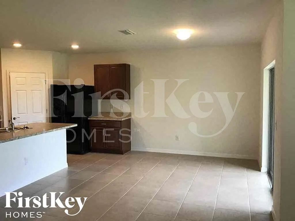 4 bed, 2.0 bath, 1828 sqft, $1,715 — Photo 4