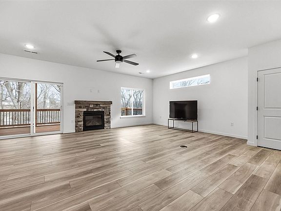 3rd image of 458 Cherry Ave