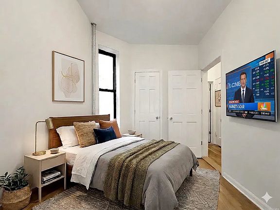 3rd image of 209 W 102nd St APT 3A