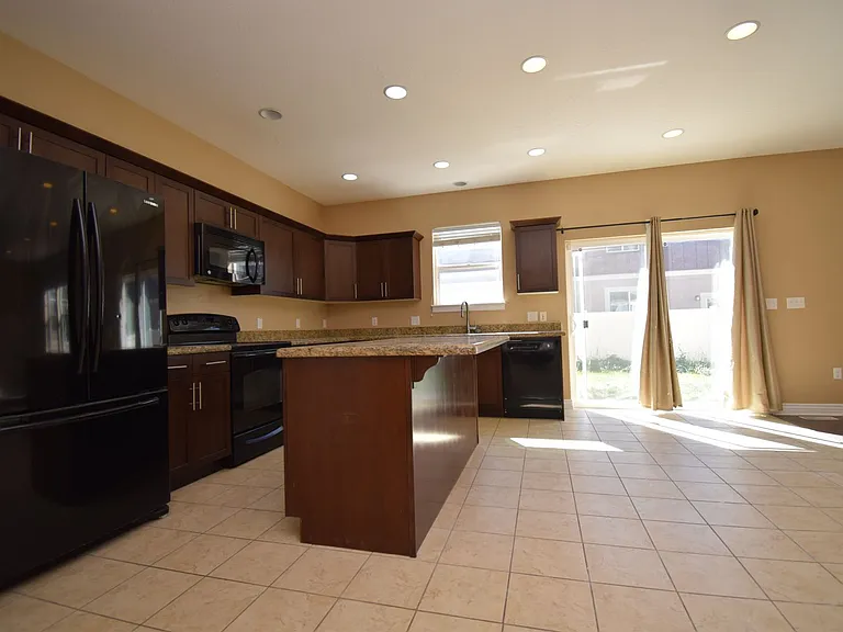 913 W Delorean Ln — Photo 4