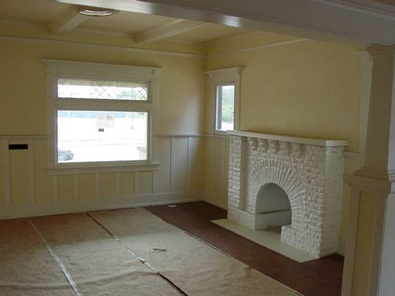 Living room w/fireplace