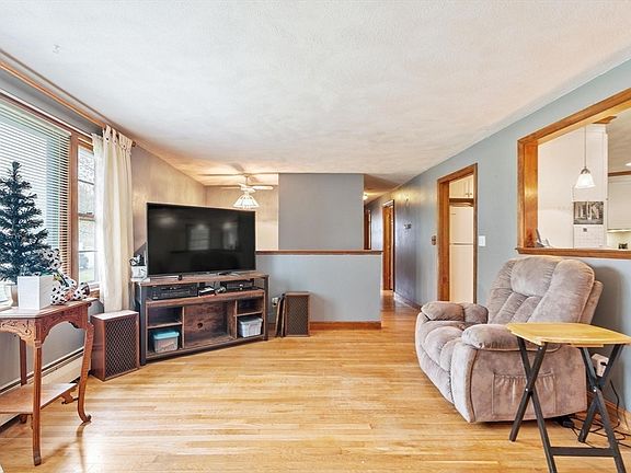 5th image of 10 Meadowglen Rd