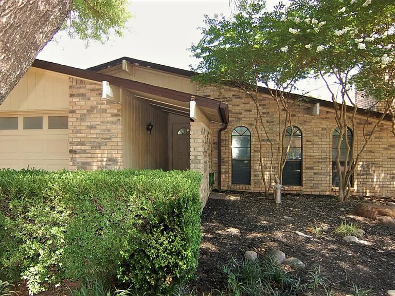 2619 Creekview Dr — Photo 4