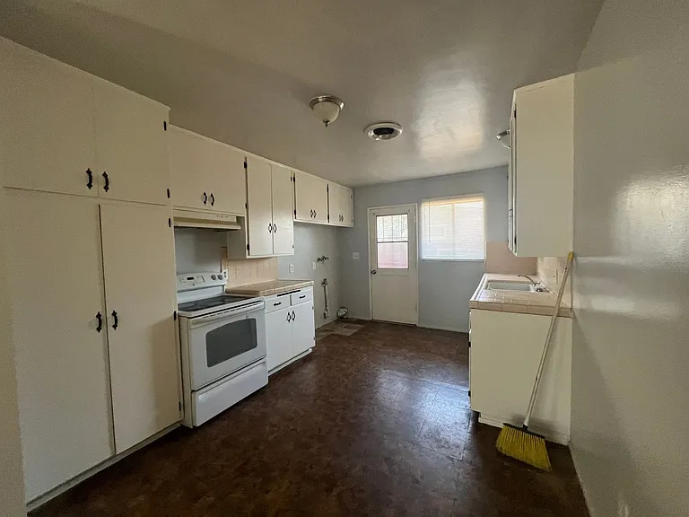 229 S Buena Vista St — Photo 36