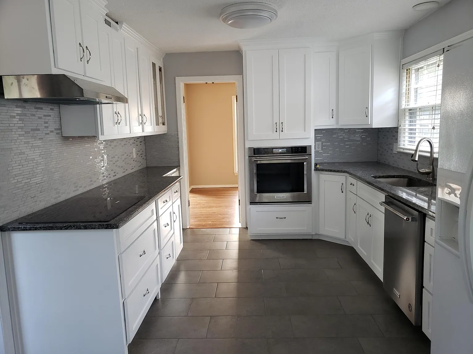 5 bed, 3.5 bath, 1907 sqft, $2,100 — Photo 2