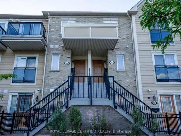 4975 Southampton Dr #353, Mississauga, ON L5M 8E5