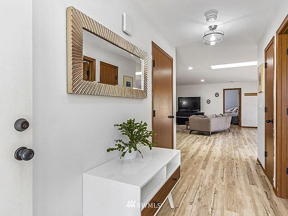 4th image of 20506 5th Avenue Ct E