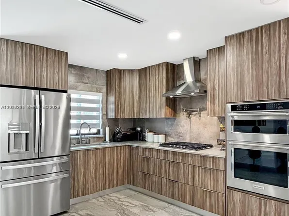 233 W 39th Pl, Hialeah, FL 33012
