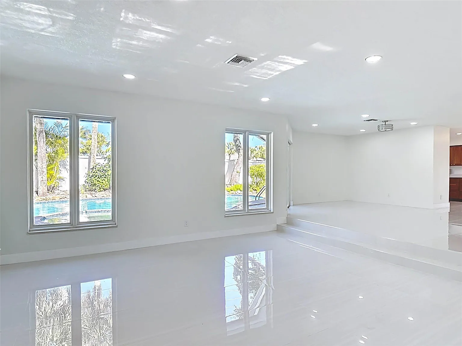 4 bed, 2.0 bath, 2829 sqft, $4,900 — Photo 3