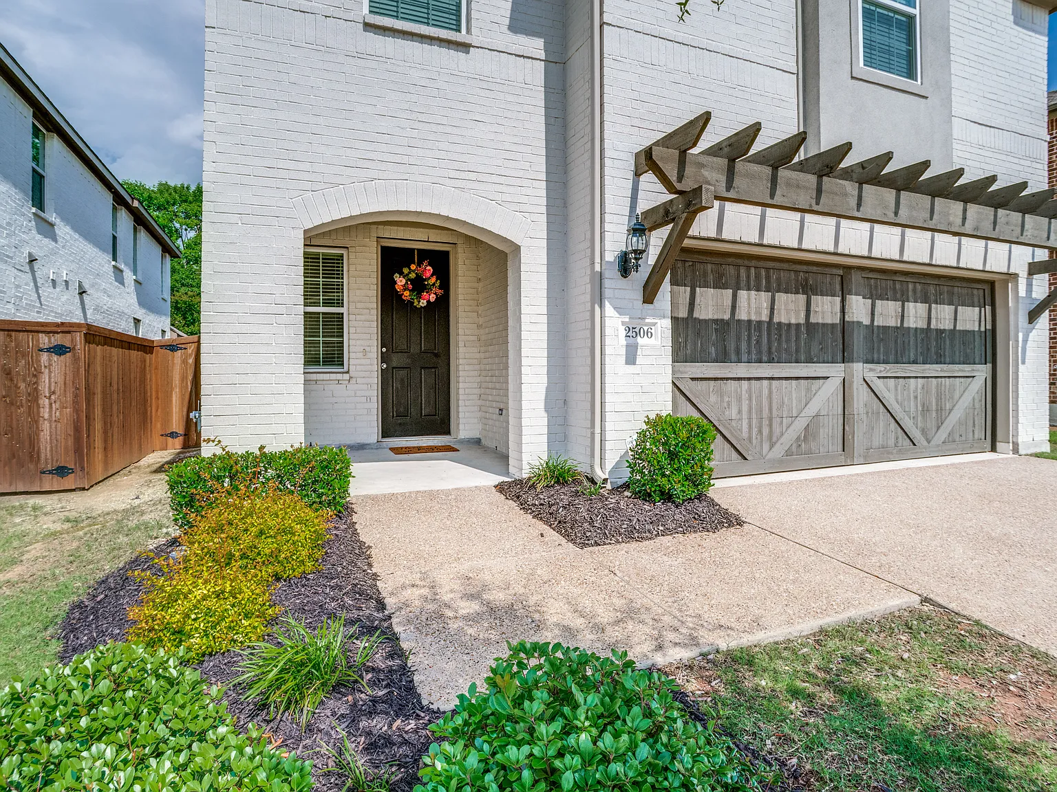 4 bed, 2807 sqft, $2,850 — Photo 2