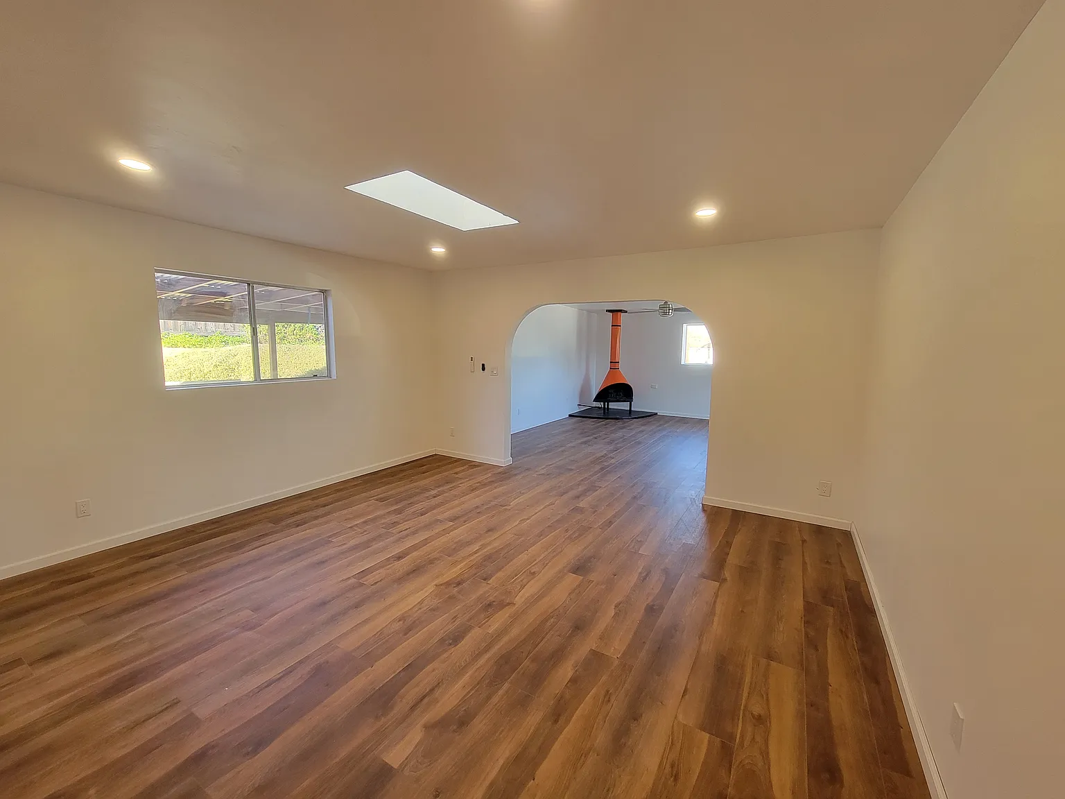 3 bed, 1307 sqft, $4,100 — Photo 2