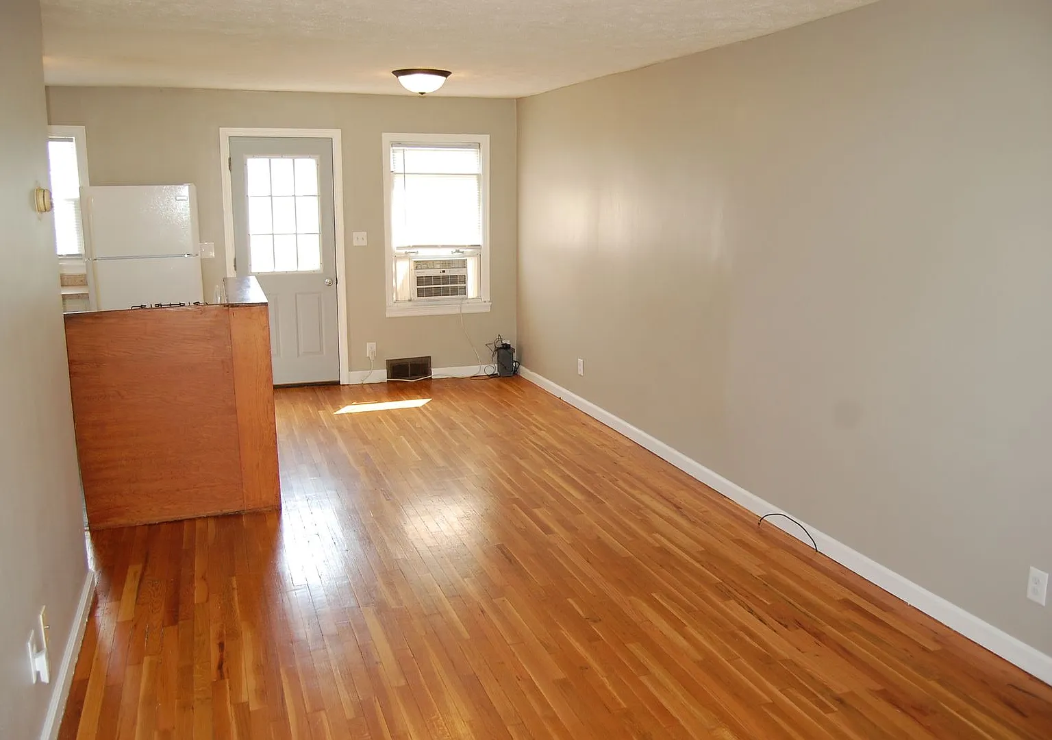 2620 Sumner St — Photo 2