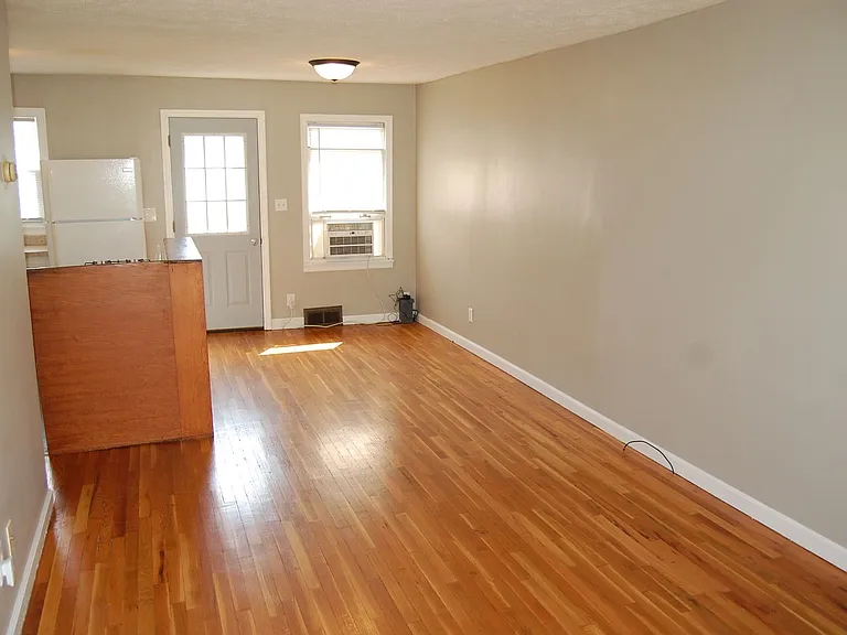 2620 Sumner St — Photo 2