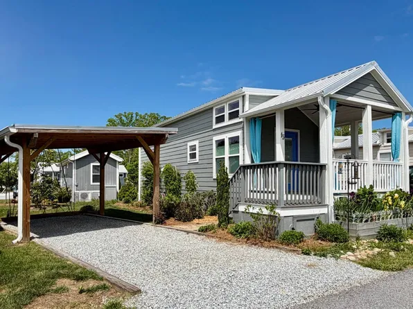 15 Strolling Easy Ln, Flat Rock, NC 28731