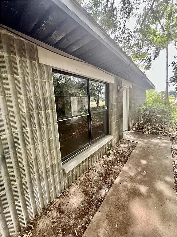 2321 SW 31st Pl — Photo 1