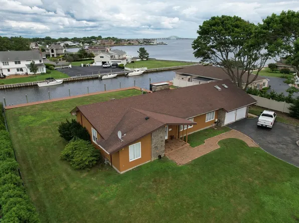 155 Wagstaff Ln, West Islip, NY 11795