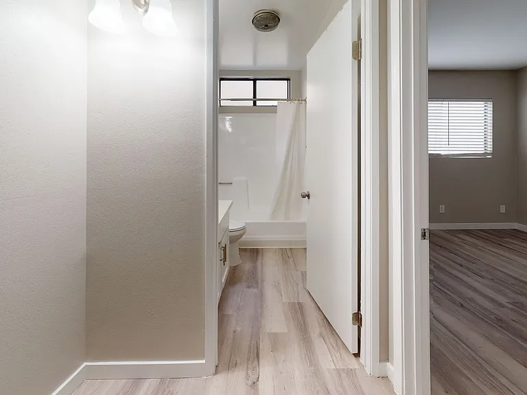 Charming Tudor-Style Apartments in Prime Sherman Oaks Location — Photo 10