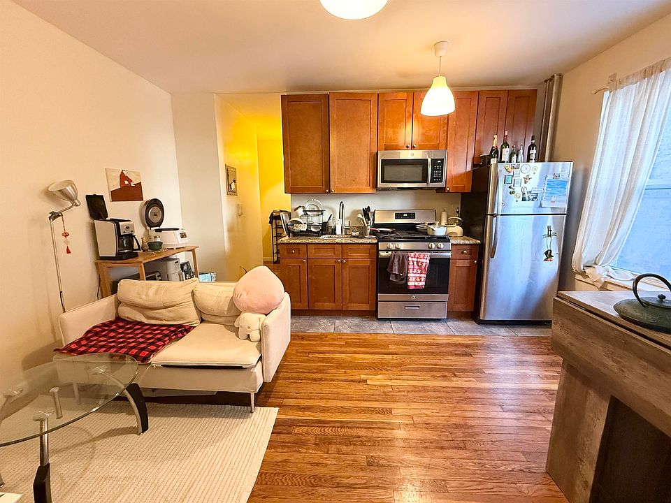 1st image of 160 Vroom St APT 25