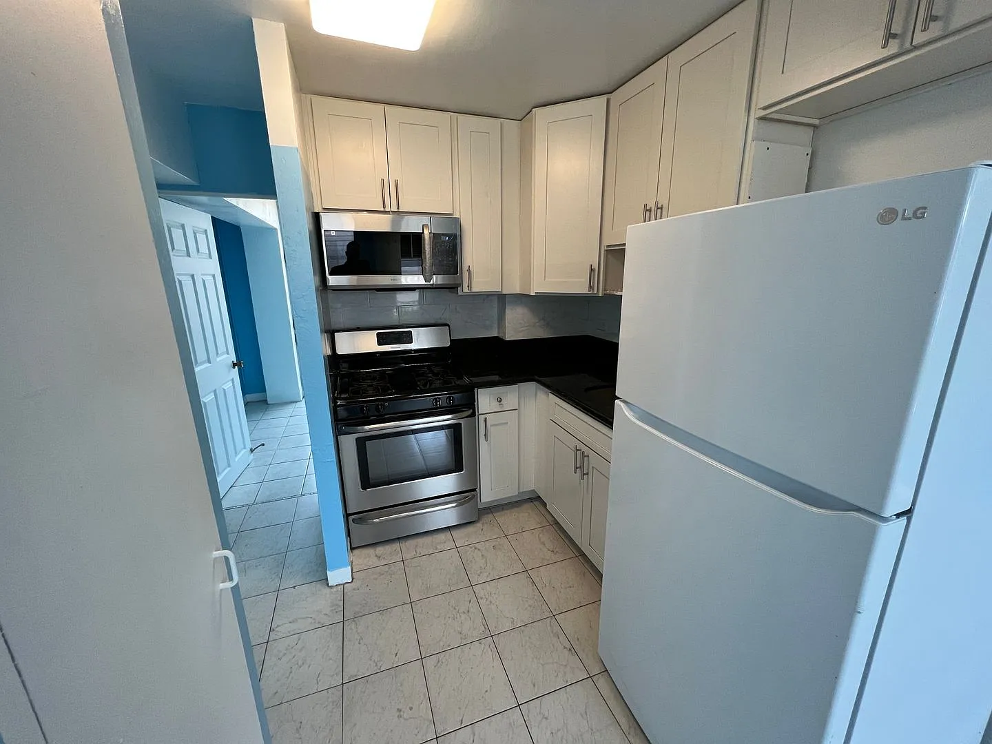 For Rent - Fern Terrace 2120 Fern St. #203 — Photo 4