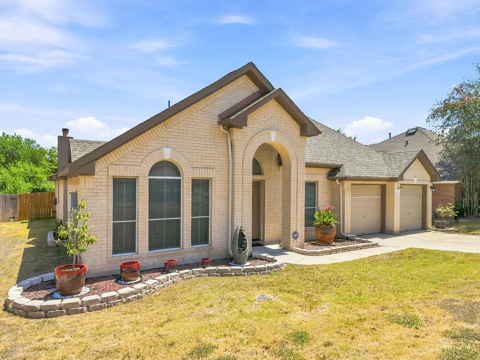 4 bed, 2.0 bath, 2576 sqft, $2,500 — Photo 2