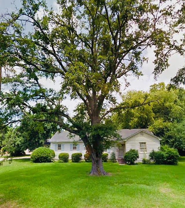 Huge yard, front and back w/ very nice landscaping.