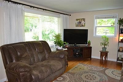 3rd image of 27 Circle Dr