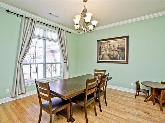 5th image of 213 Tunbridge Dr