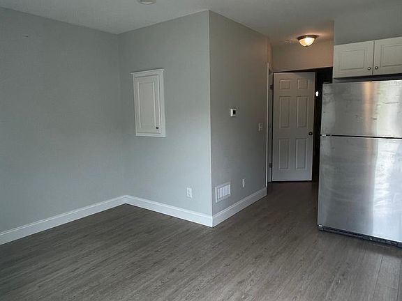 3rd image of 860 Sandwich Rd