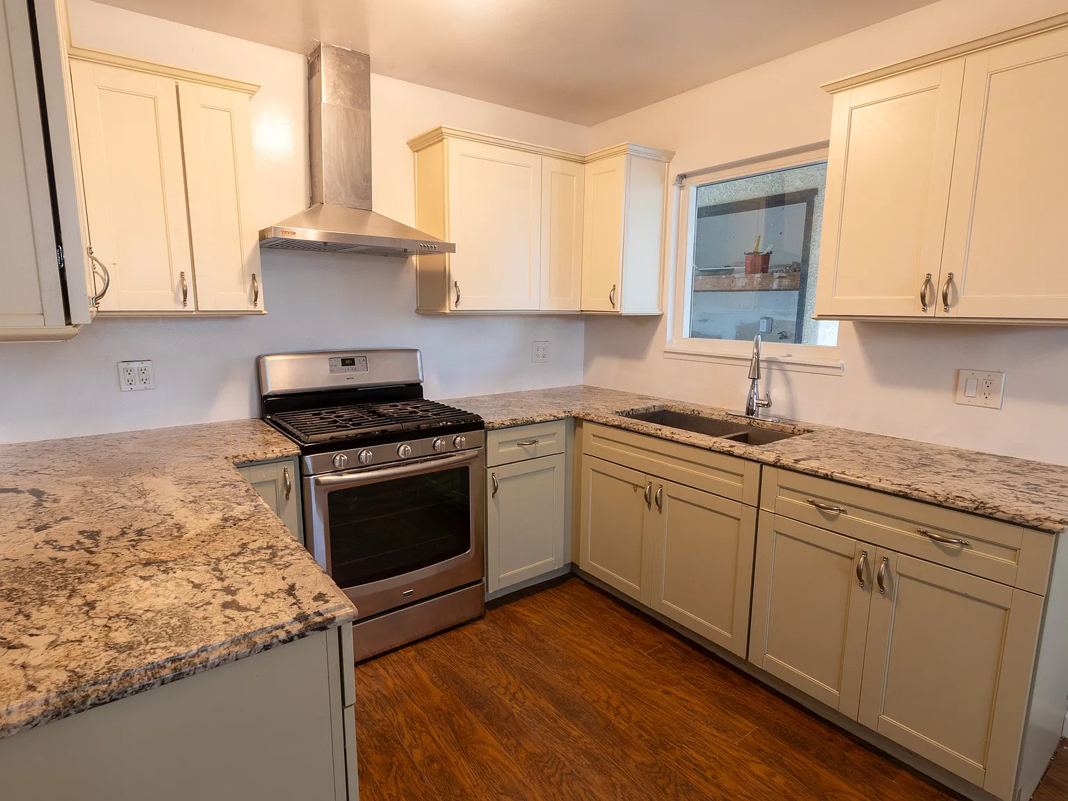 3 bed, 1.5 bath, 1040 sqft, $1,975 — Photo 2