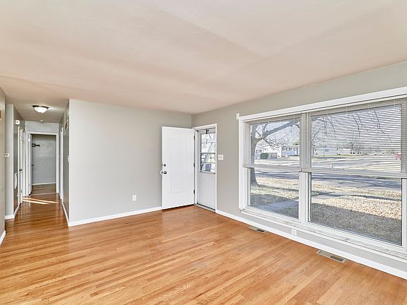 4th image of 495 Versailles Dr