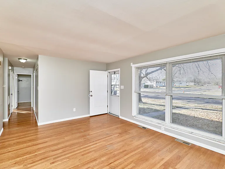 495 Versailles Dr — Photo 4
