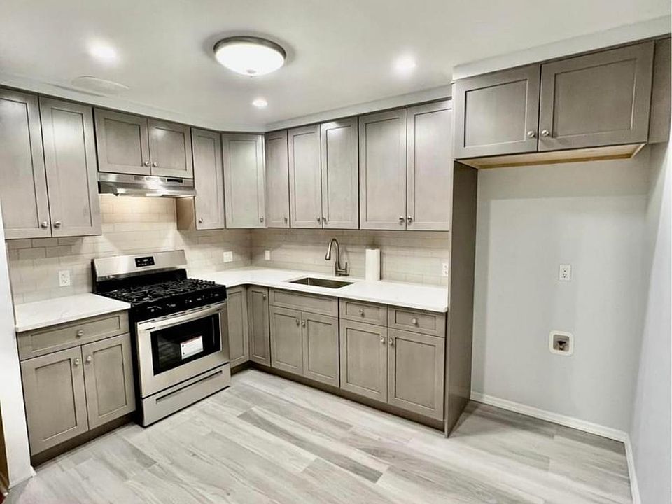 1st image of 214 Bay 14th St #2
